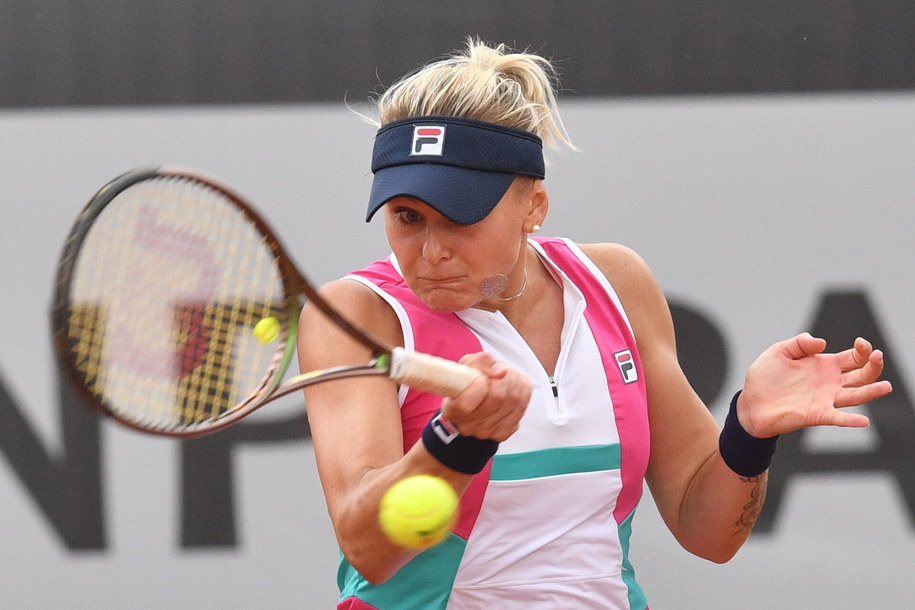 Ukrainka Kateryna Baindl w meczu z Belgijką Maryną Zanevską podczas turnieju tenisowego WTA BNP Paribas Poland Open w Warszawie /Radek Pietruszka /PAP