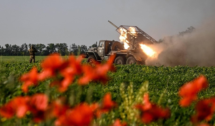 Ukraińscy artylerzyści w akcji; w przyszłym roku Kijów potrzebuje na obronność co najmniej 120 mld dolarów /Dmytro Smolienko /PAP/UKRINFORM