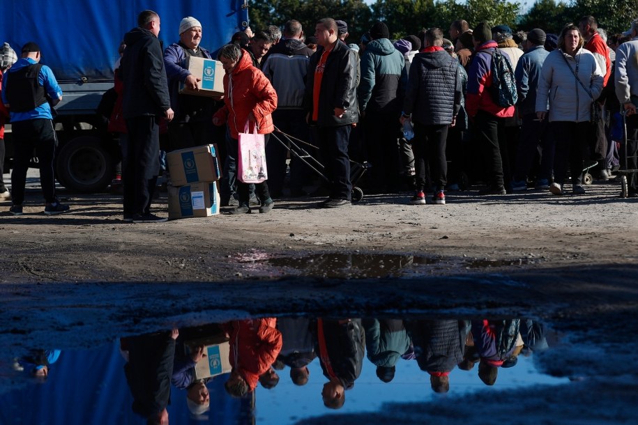 Ukraińscy cywile w kolejce po pomoc humanitarną w Kupiańsku /ATEF SAFADI  /PAP/EPA