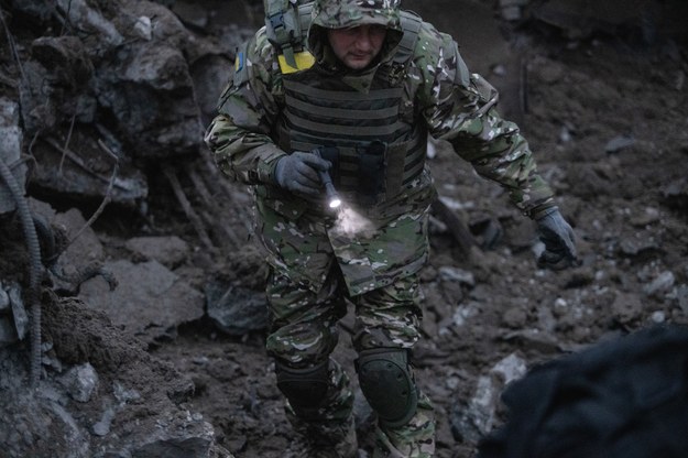 Ukraińscy eksperci od materiałów wybuchowych pracują w Charkowie. /EUGENE TITOV /PAP