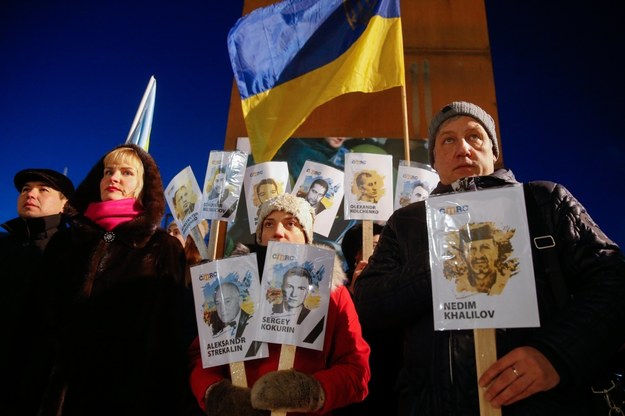 Ukraińscy i tatarscy aktywiści na Krymie podczas demonstracji w dniu krymskiego oporu wobec rosyjskiej okupacji. Poza ukraińskimi flagami manifestanci przynieśli zdjęcia ludzi popierających Ukrainę, którzy zniknęli albo zostali aresztowani przez rosyjskie władze na zaanektowanym Krymie