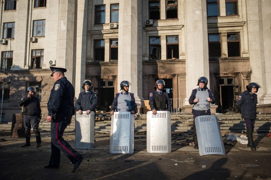 Ukraińscy milicjanci przed siedzibą związków zawodowych w Odessie /ALEXEY FURMAN /PAP/EPA