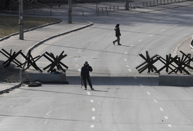 Ukraińscy mundurowi strzegą blokady drogowej w Kijowie. /SERGEY DOLZHENKO /PAP/EPA