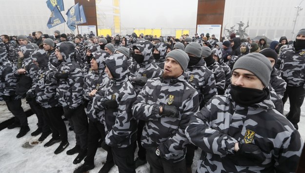 Ukraińscy nacjonaliści przed pałacem prezydenckim /SERGEY DOLZHENKO /PAP/EPA