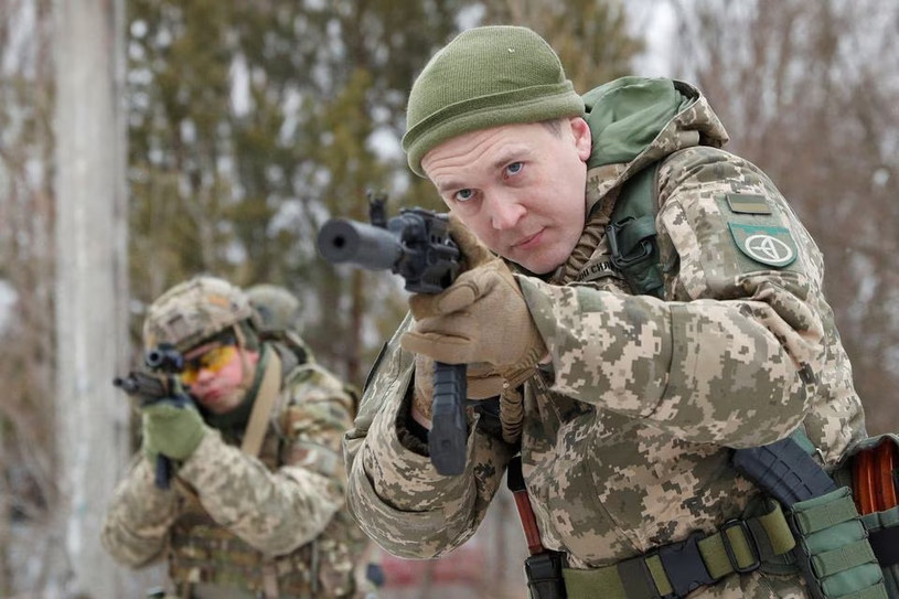 Ukraińscy oficerowie będą musieli przeprowadzić najpierw rygorystyczne szkolenie dla żołnierzy Polskiego Legionu Ochotniczego, które może trwać kilka miesięcy po skompletowaniu personelu /REUTERS/Valentyn Ogirenko /© 2022 Reuters