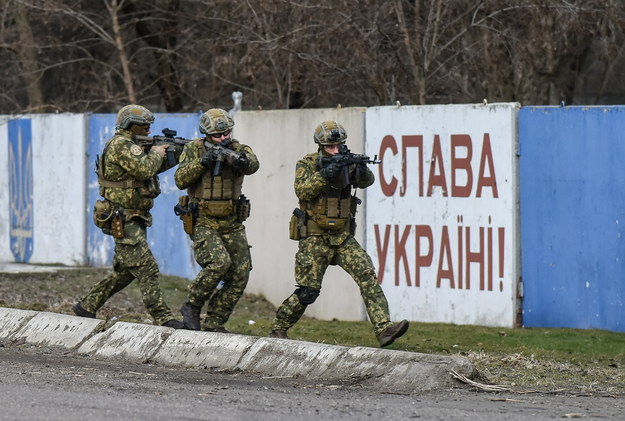 A polícia ucraniana e os soldados da Guarda Nacional participam de um exercício no sul de seu país.  / OLEG PETRASYUK / PAP / EPA