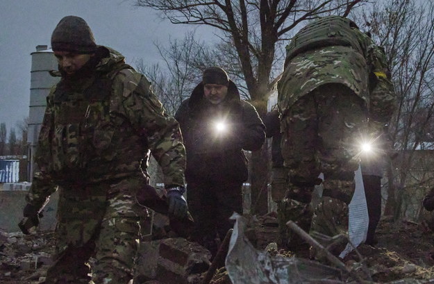 Ukraińscy policjanci w miejscu uderzenia rosyjskiej rakiety w Charkowie w północno-wschodniej części kraju. /SERGEY KOZLOV /PAP/EPA