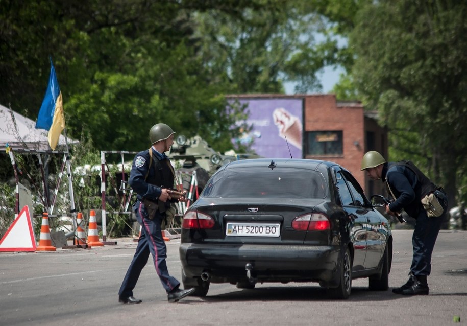 Ukraińscy policjanci w Słowiańsku /ROMAN PILIPEY /PAP/EPA