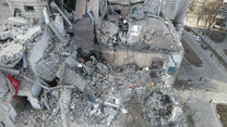 Ukraińscy ratownicy przeszukują szczątki budynku. Szukają ocalałych
