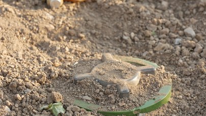 Ukraińscy rolnicy sami rozminowują swoje pola, ryzykując życie