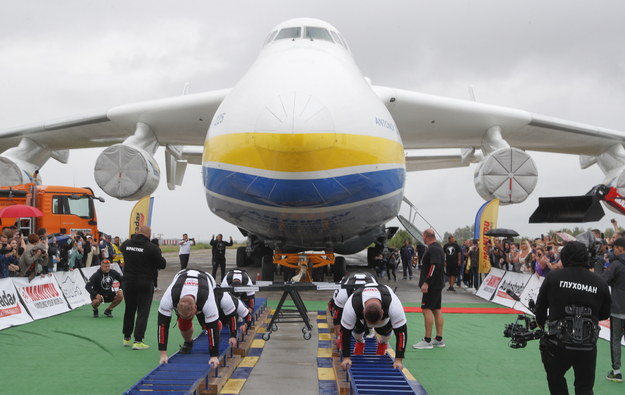 Ukraińscy siłacze ciągną samolot Antonow An-225 Mrija /EPA/SERGEY DOLZHENKO /PAP/EPA