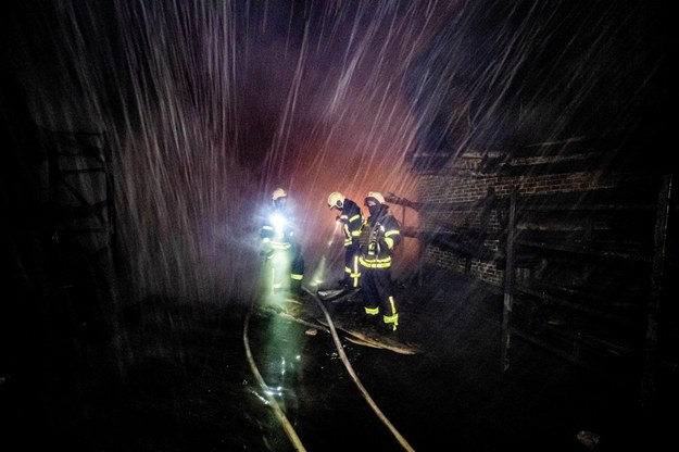 Ukraińscy strażacy gaszą pożar po ataku dronów. /Mykola Kalyeniak /PAP