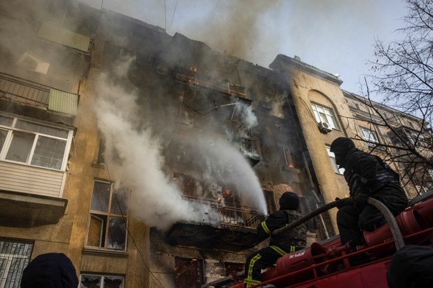 Ukraińscy strażacy podczas akcji gaśniczej w zniszczonej w rosyjskich atakach miejscowości Bachmut w Donieckim Zagłębiu Węglowym /EUGENE TITOV /PAP