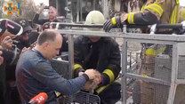 Ukraińscy strażacy uratowali kota, który utknął w zniszczonym budynku