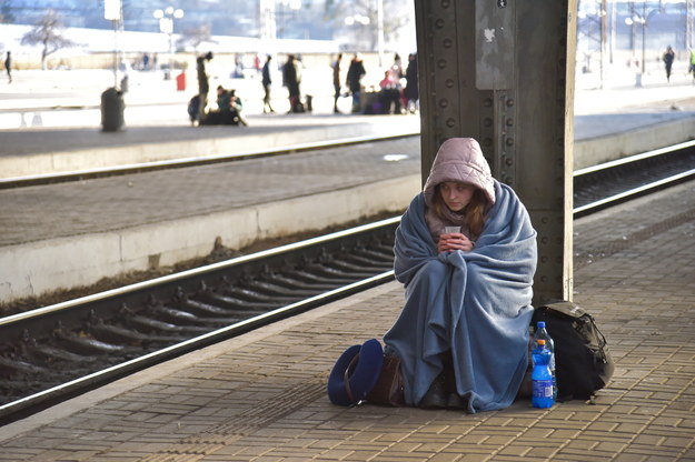 Ukraińscy uchodźcy oczekują na transport na dworcu Lwów Główny / PAP/Vitaliy Hrabar /PAP