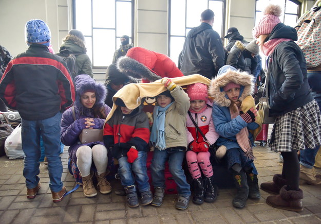 Ukraińscy uchodźcy oczekują na transport na dworcu Lwów Główny / PAP/Vitaliy Hrabar /PAP