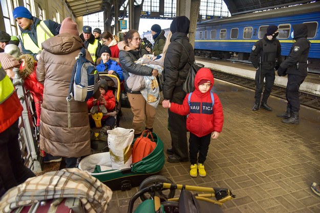 Ukraińscy uchodźcy oczekują na transport na dworcu Lwów Główny /Vitaliy Hrabar /PAP