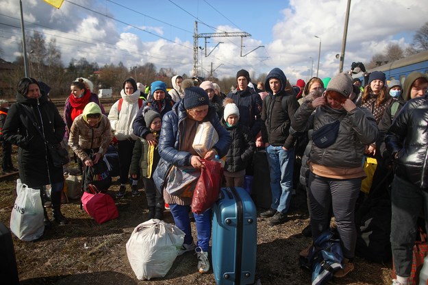 Ukraińscy uchodźcy po opuszczeniu pociągu humanitarnego ze Lwowa na dworcu PKP w Olkuszu /	Łukasz Gągulski /PAP