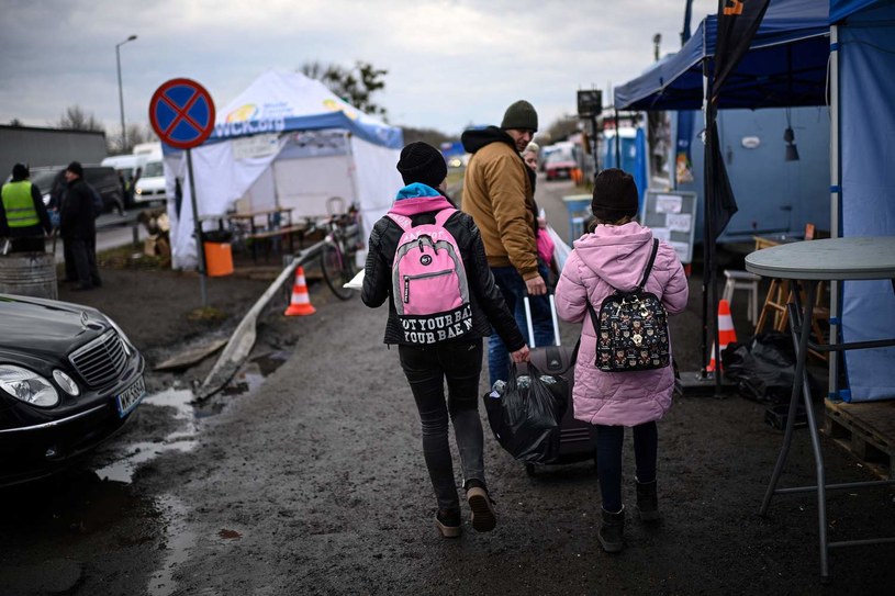 Ukraińscy uchodźcy po przekroczeniu granicy ukraińsko-polskiej na przejściu granicznym w Dorohusku /Christophe ARCHAMBAULT  /AFP