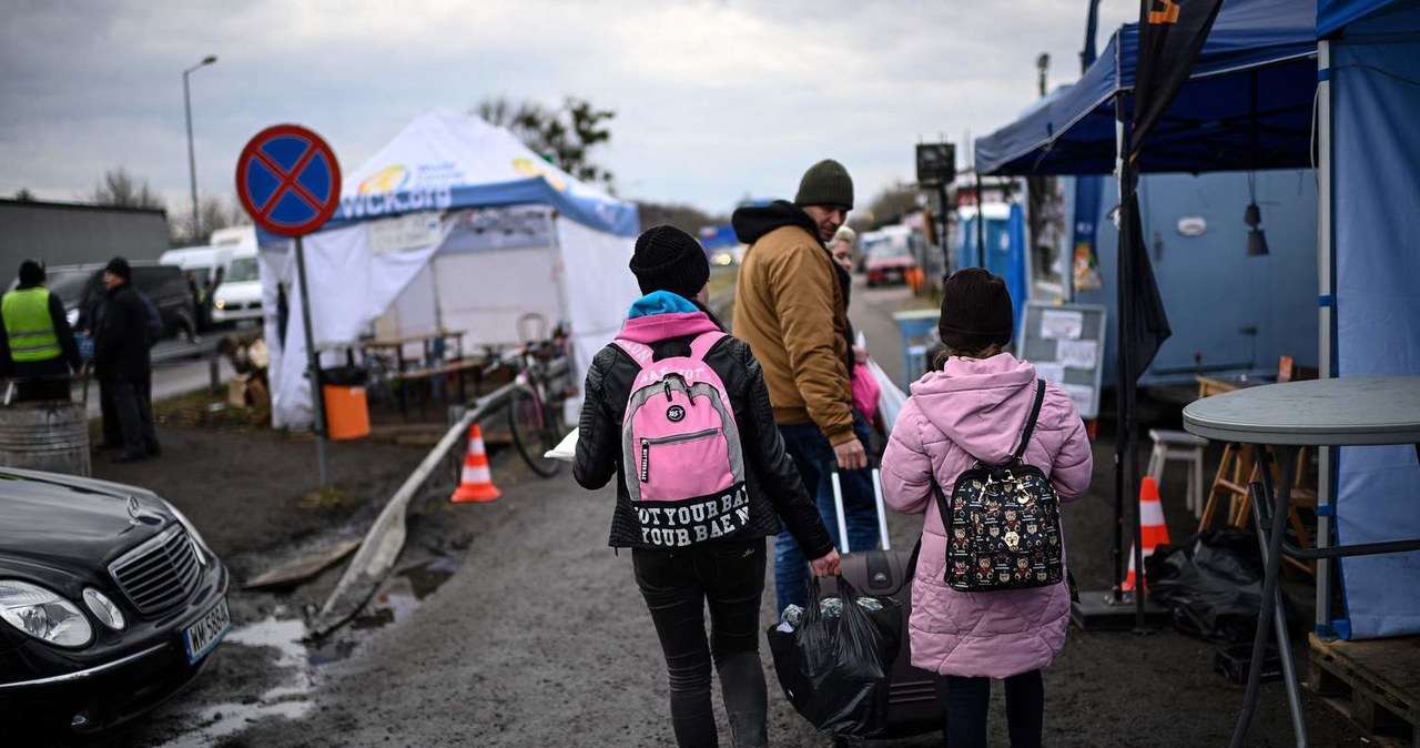 Ukraińscy uchodźcy po przekroczeniu granicy ukraińsko-polskiej na przejściu granicznym w Dorohusku (zdj. ilustracyjne; fot. Christophe ARCHAMBAULT /Christophe ARCHAMBAULT  /AFP