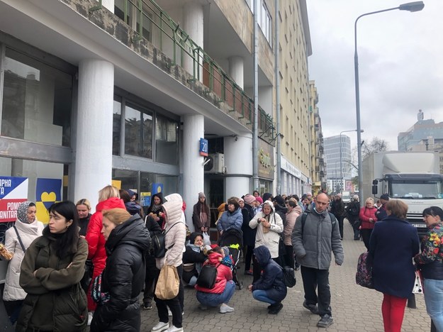Ukraińscy uchodźcy w kolejce przed free shopem /Fot. Michał Dobrołowicz /RMF FM