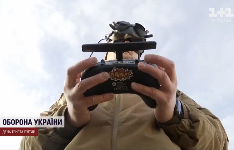 Ukraińscy żołnierze do operowania komercyjnymi dronami na froncie używają nawet padów do konsol i gogli VR /Citzen of Ukraine /Twitter