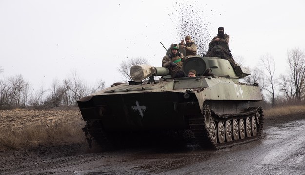 Ukraińscy żołnierze na bojowym wozie piechoty BWP-2 w rejonie Bachmutu na zdjęciu z 27 lutego br. /EUGENE TITOV /PAP
