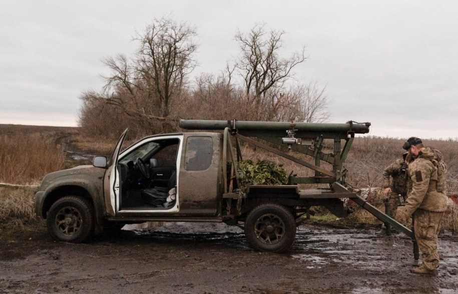 Ukraińscy żołnierze na linii frontu w rejonie Doniecka. Zdjęcie z 20 grudnia 2023 roku. /YAKIV LIASHENKO /PAP/EPA