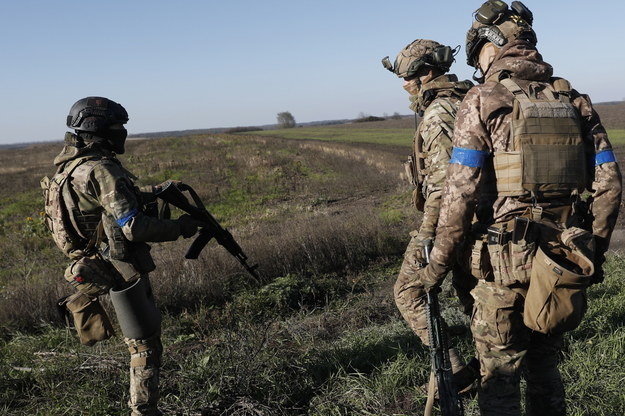 Ukraińscy żołnierze na przedmieściach Kupiańska /ATEF SAFADI  /PAP/EPA