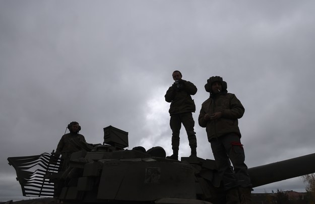 Ukraińscy żołnierze na przejętym rosyjskim czołgu w okolicach Bachmutu /STR /PAP/EPA