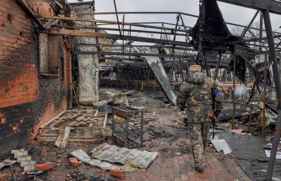 Ukraińscy żołnierze na ulicach zniszczonego przez Rosjan Czernichowa /NATALIIA DUBROVSKA /PAP/EPA