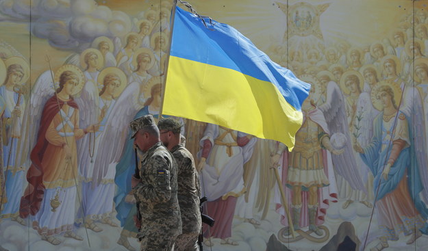 Ukraińscy żołnierze niosący flagę w Kijowie /SERGEY DOLZHENKO /PAP/EPA