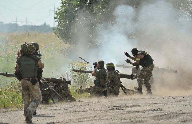 Ukraińscy żołnierze ostrzeliwują pozycje separatystów w obwodzie ługańskim /IVAN BOBERSKYY /PAP/EPA