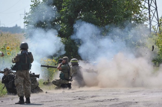 Ukraińscy żołnierze ostrzeliwują pozycje separatystów w obwodzie ługańskim /IVAN BOBERSKYY (PAP/EPA) /PAP/EPA