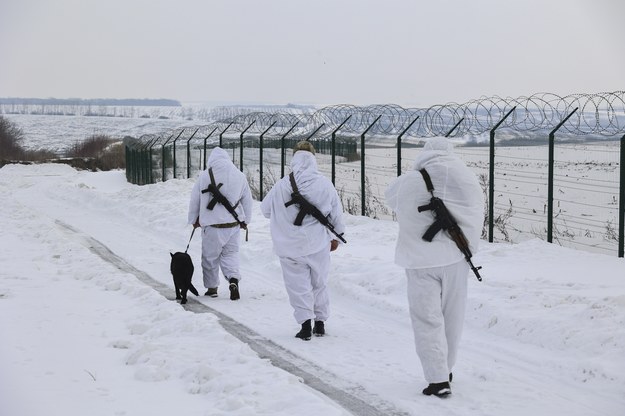 Ukraińscy żołnierze patrolujący granicę z Rosją /SERGEY KOZLOV /PAP/EPA