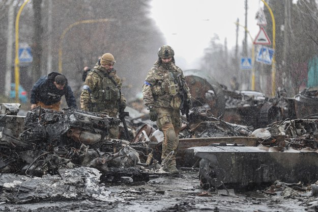 Ukraińscy żołnierze po wejściu do Buczy /ATEF SAFADI  /PAP/EPA