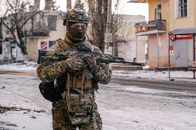 Ukraińscy żołnierze podczas inspecji w mieście Siewiersk w obwodzie donieckim na zdjęciu z 10 lutego /Vladyslav Karpovych /PAP