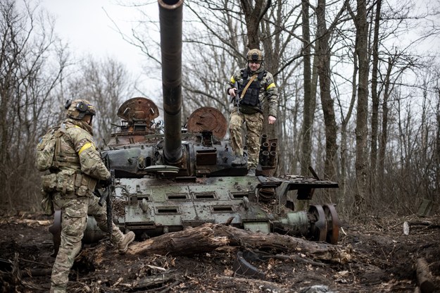Ukraińscy żołnierze poszukują zniszczonego rosyjskiego czołgu w obwodzie charkowskim /EUGENE TITOV /PAP/EPA