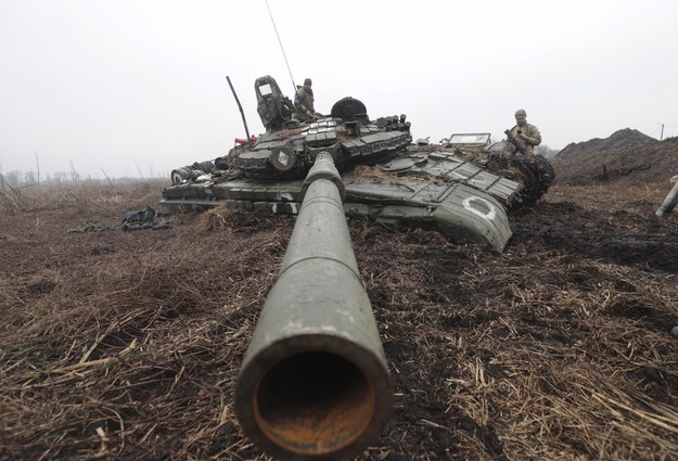 Ukraińscy żołnierze przy odbitym przez nich rosyjskim czołgu. /STR /PAP/EPA