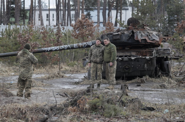 Ukraińscy żołnierze przy zniszczonym rosyjskim sprzęcie w obwodzie kijowskim /SERGEY DOLZHENKO /PAP/EPA