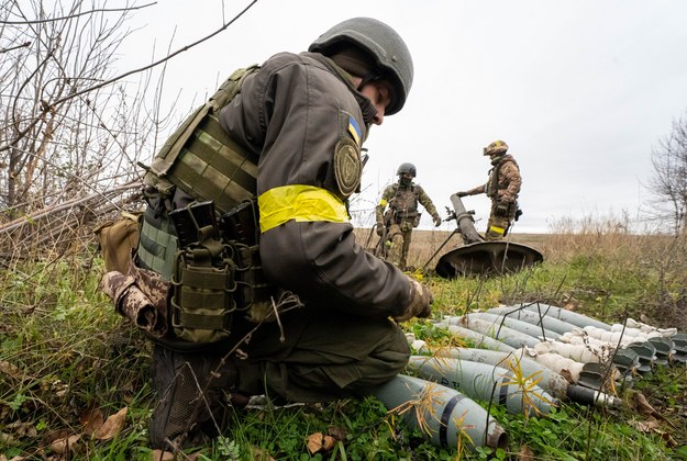 Ukraińscy żołnierze przygotowują moździerz do ostrzału w obwodzie charkowskim /Mykola Kalyeniak /PAP/EPA