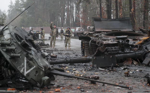 Ukraińscy żołnierze sprawdzają zniszczone rosyjskie maszyny niedaleko Kijowa /SERGEY DOLZHENKO /PAP/EPA