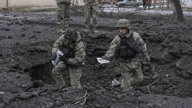 Ukraińscy żołnierze sprawdzający lej po uderzeniu rakiety w Kramatorsku w obwodzie donieckim /SERGEY SHESTAK /PAP/EPA