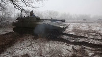 Ukraińscy żołnierze strzelają w okolicach Ługańska