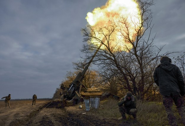 Ukraińscy żołnierze strzelający z samobieżnego działa „Pion” w pobliżu Chersonia. Zdjęcie z 9 listopada 2022 roku. /STANISLAV KOZLIUK /PAP/EPA