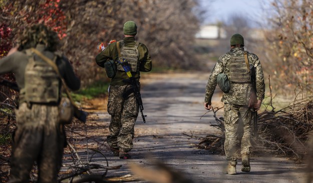 Ukraińscy żołnierze w Chersoniu /HANNIBAL HANSCHKE /PAP/EPA