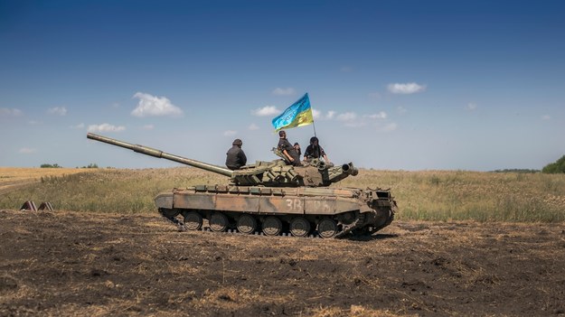 Ukraińscy żołnierze w natarciu /Shutterstock