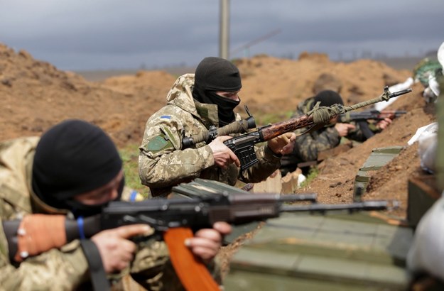 Ukraińscy żołnierze w okopach niedaleko Mariupola //ANASTASIA VLASOVA /PAP/EPA