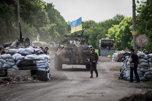 Ukraińscy żołnierze w pobliżu słowiańska /ROMAN PILIPEY /PAP/EPA