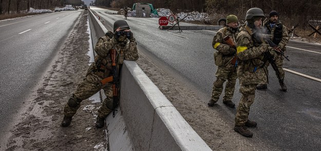 Ukraińscy żołnierze w punkcie kontrolnym w pobliżu miejscowości Browary /ROMAN PILIPEY /PAP/EPA